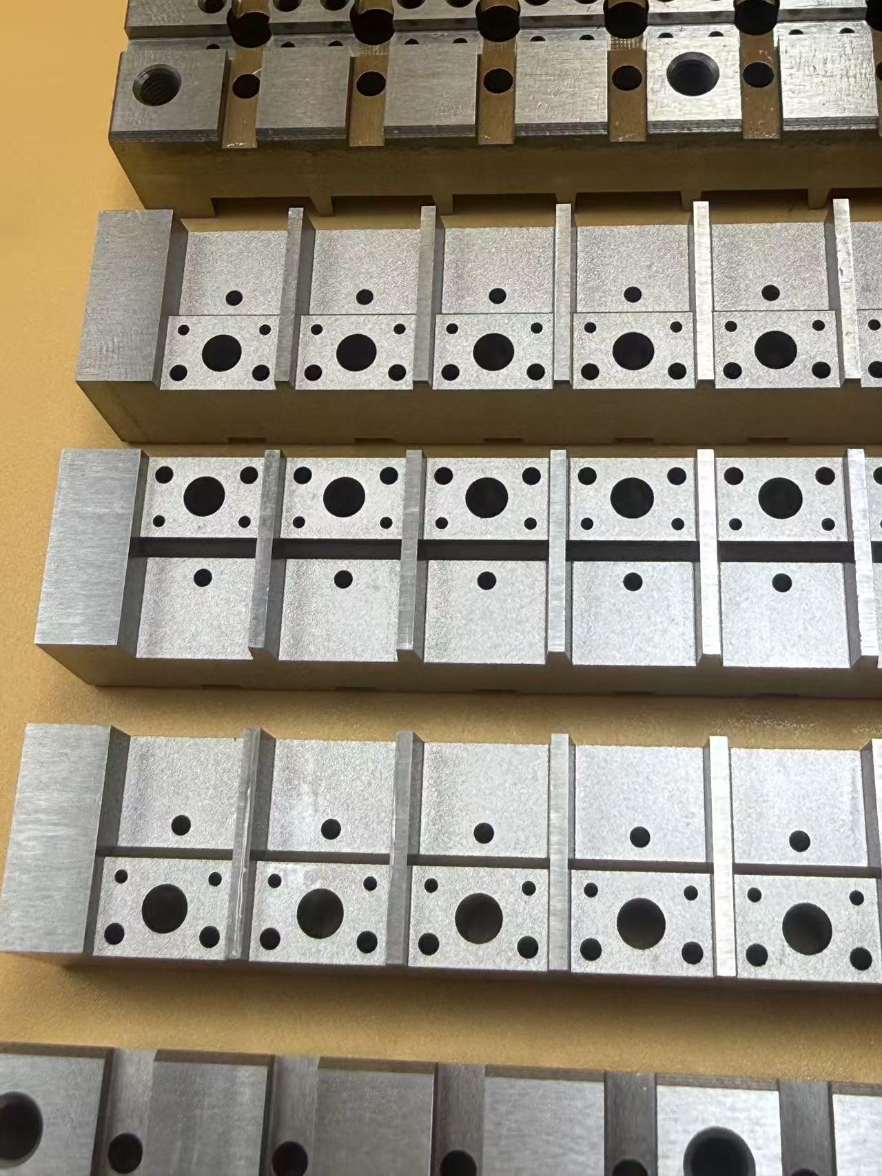 精密ワイヤーカット加工技術は機械加工においてどのようなメリットがあるのでしょうか？