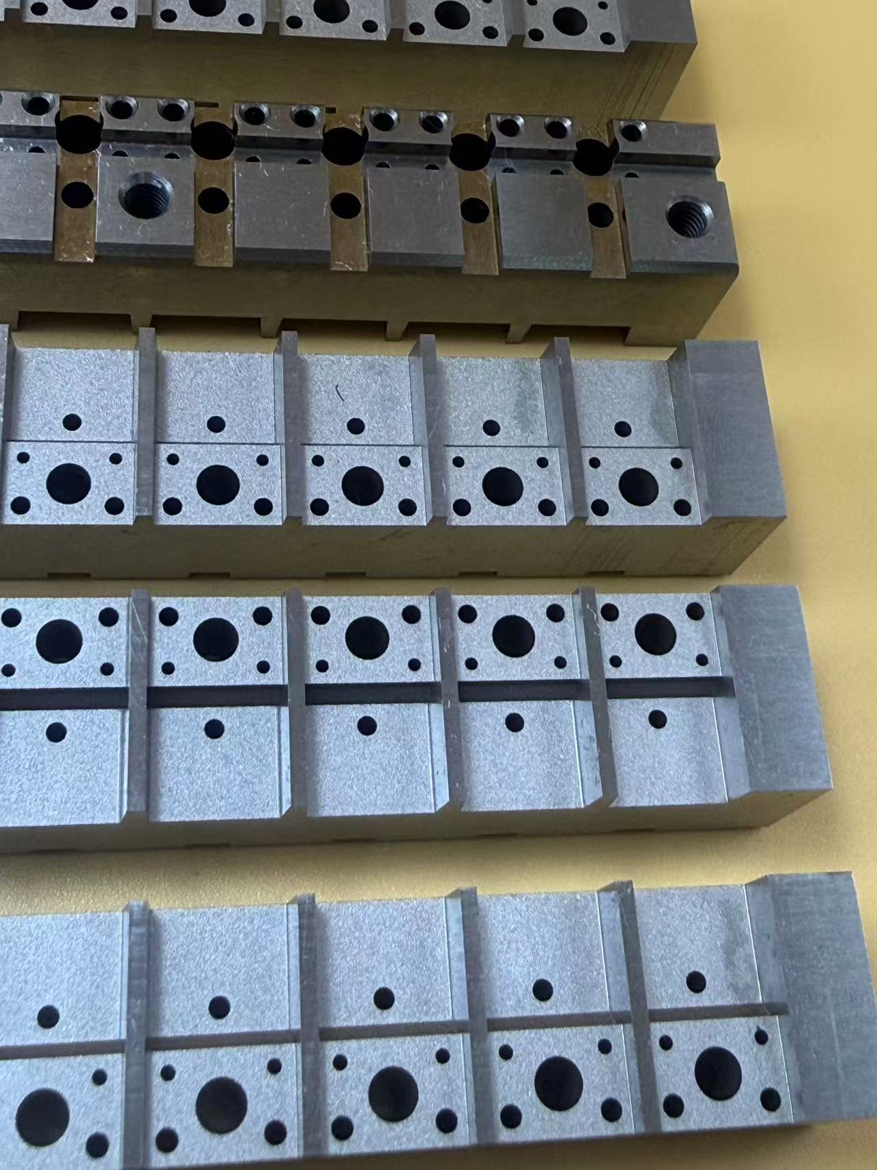 半導体パッケージ金型における低速ワイヤ放電加工技術の用途は何ですか?