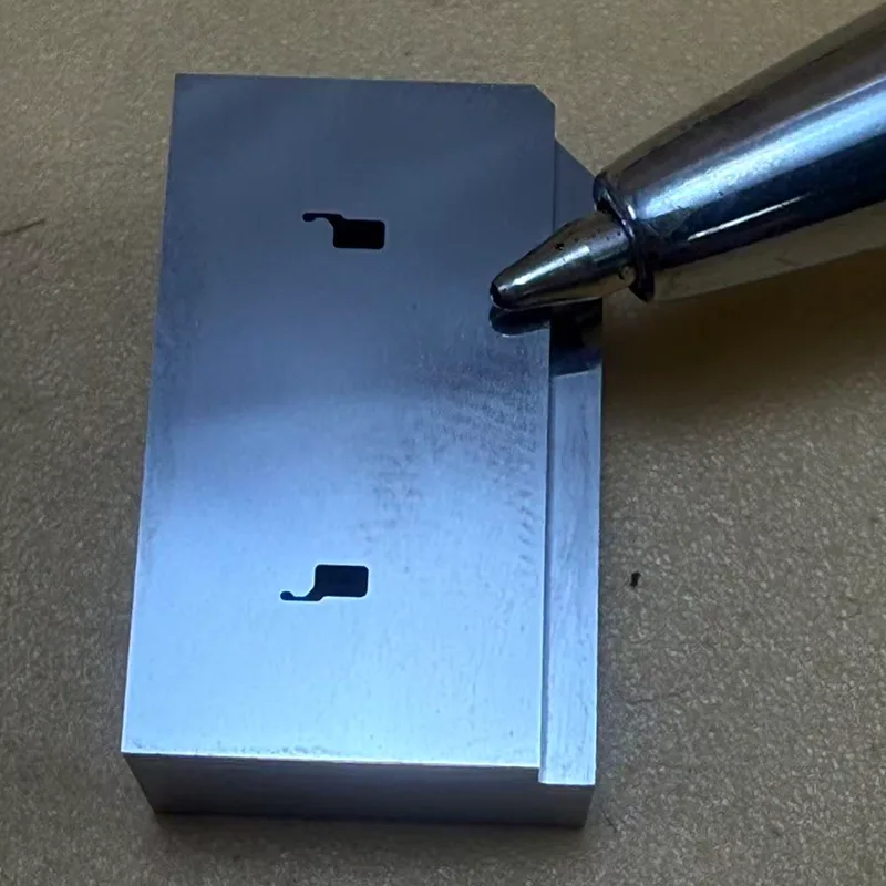 精密プレス型抜きインサート